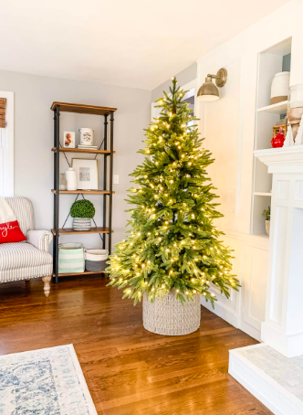 A Step-by-Step Method for Decorating an Artificial Christmas Tree Properly
